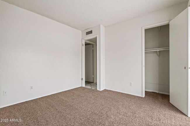 Building Photo - 13 E Desert Dr