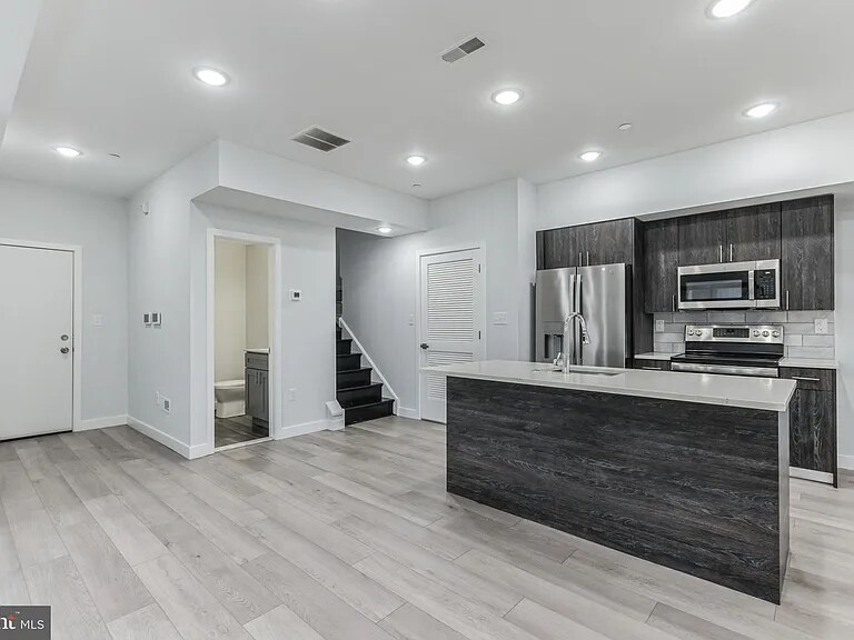 Building Photo - 2301 N 6th St