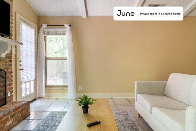 Building Photo - Room in Shared 3 bed/2 bath home