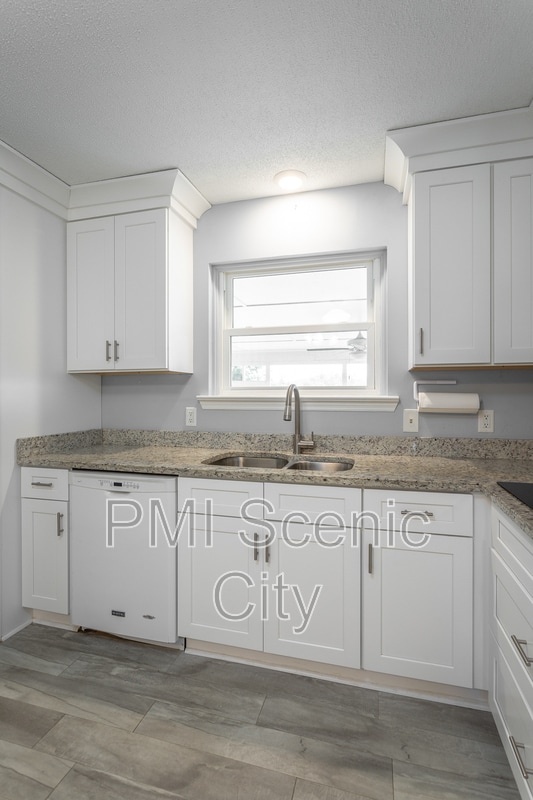 Building Photo - 8140 Holly Crest Dr