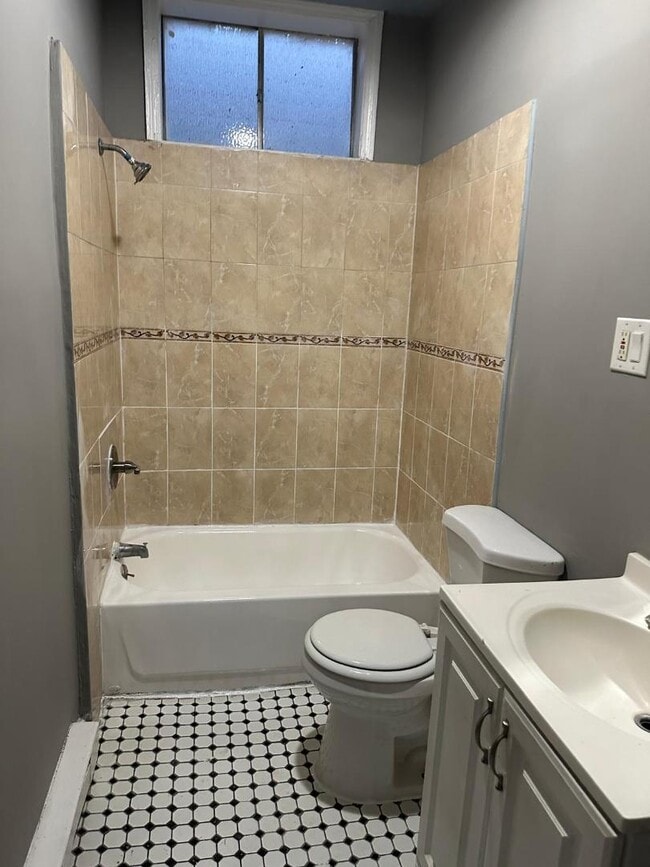 Building Photo - 168 Renwick St