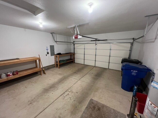 Building Photo - Well Maintained Three Bedroom Home in Sout...