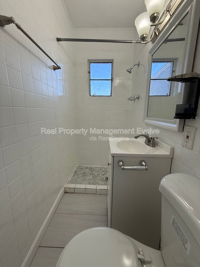 Building Photo - 3422 E Taylor St