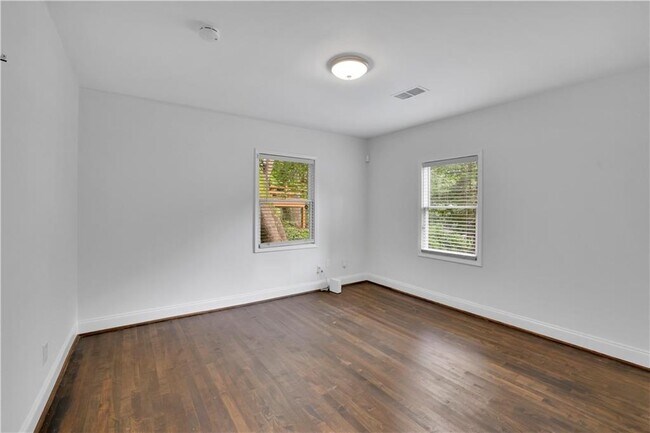Building Photo - 2222 Beecher Cir SW