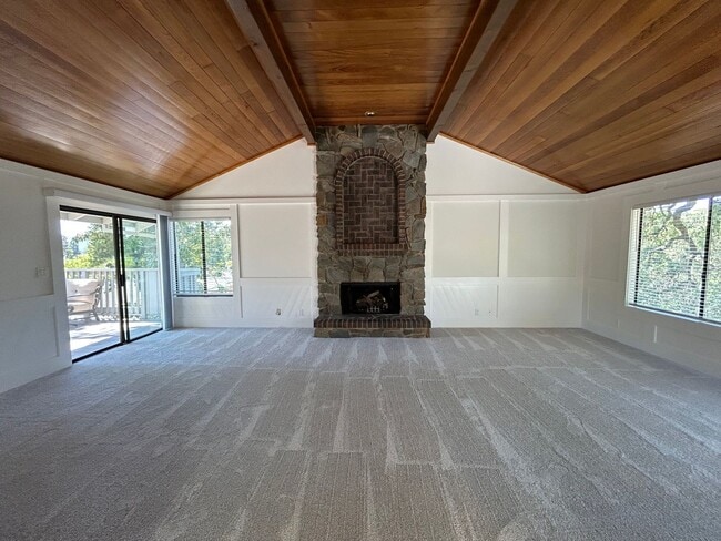 Building Photo - Must See Spacious Alamo 4BR Home with Remo...