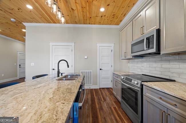 Building Photo - 958 Church St