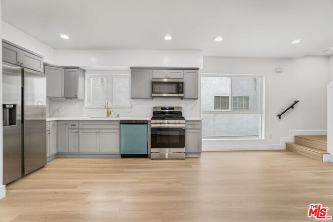 Building Photo - 2057 1/2 S Garth Ave