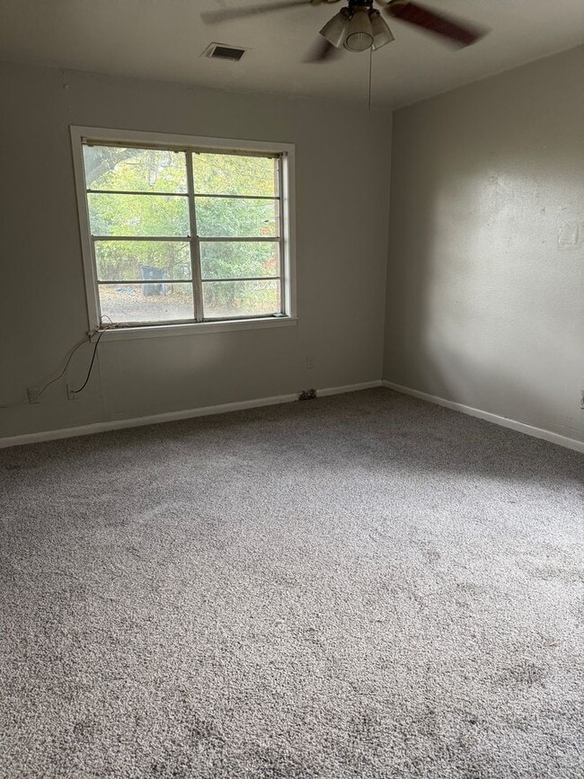 Building Photo - 3 bedroom 1 bath **$300 Off 1st Month