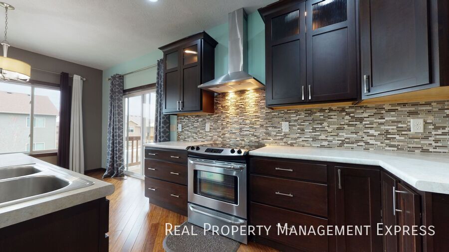 Building Photo - 4 Bed 3 Bath Luxury Home with 3 Stall Gara...