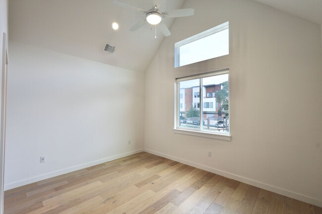 Building Photo - Gorgeous 2 Story Townhome in the Heart of ...