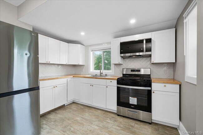 Building Photo - 453 NY-17M