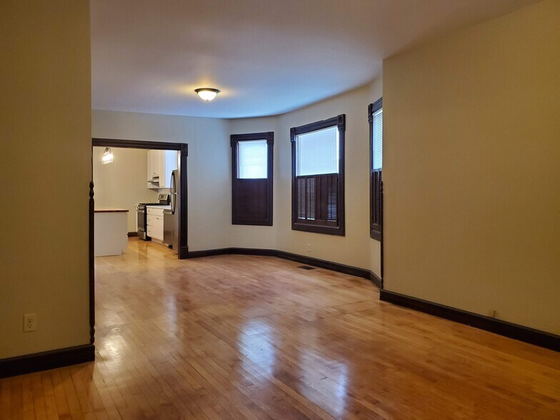 Primary Photo - 2159 S Mound St