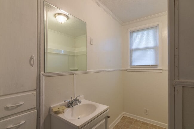 Building Photo - G TEAM - FOR LEASE - Quaint, Private Farmhouse