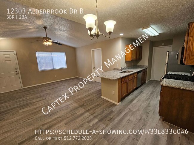 Building Photo - Newly Redone 3 bed 2 bath Duplex with 1 ca...