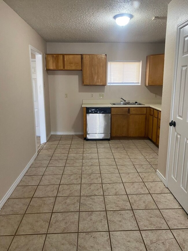 Building Photo - Move In Special - $300 OFF First Full Month!