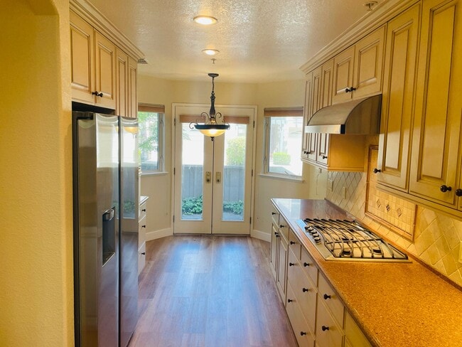 Building Photo - Wonderful 3 Bed 2.5 Bath Townhouse In Mountain View. Beautiful Vinyl Plank Flooring Installed Thr...