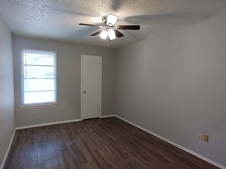 Building Photo - 1620 W Braker Ln