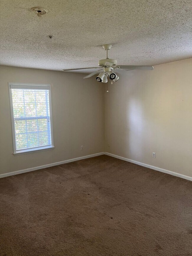 Building Photo - Nice condo, top floor, convenient to hospi...