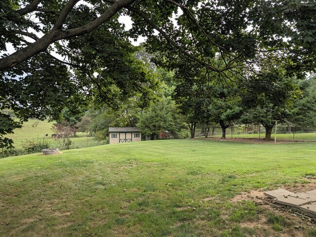 Building Photo - 335 Cornertown Rd