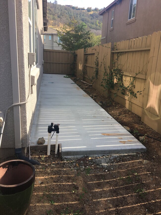 Building Photo - Gorgeous Folsom Home close to shopping,schools, and more!