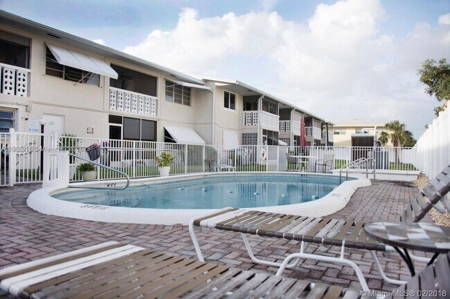 Building Photo - 801 Pine Dr