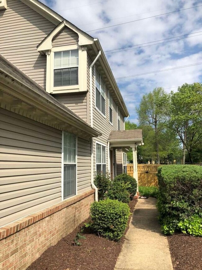 Building Photo - VERY NICE END UNIT TOWNHOME