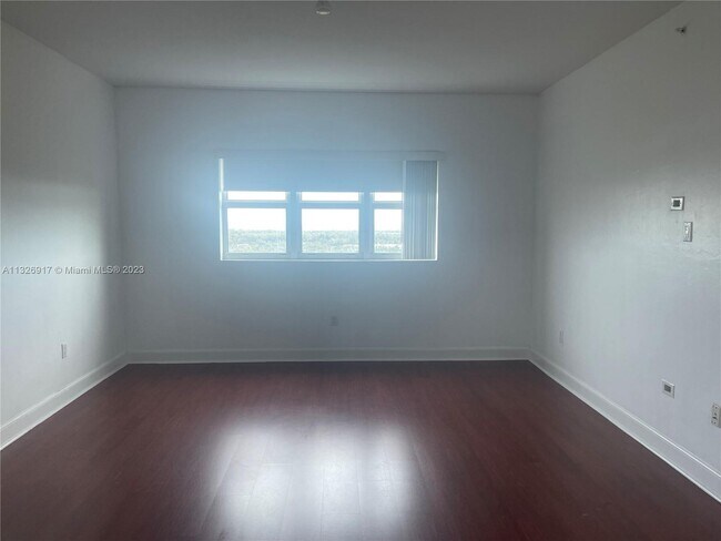 Building Photo - 15051 Royal Oaks Ln