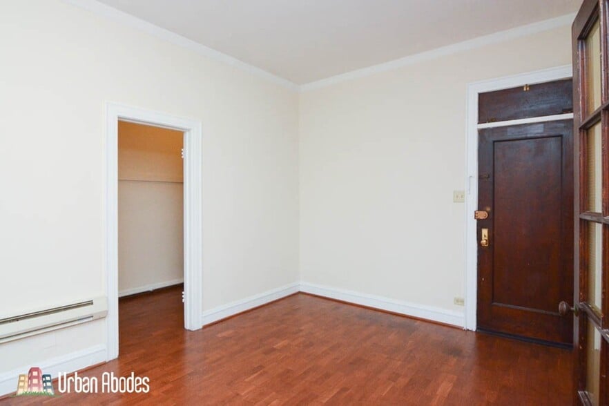Building Photo - 653 W Belmont Ave