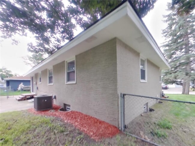 Building Photo - 741 68th Ave NE