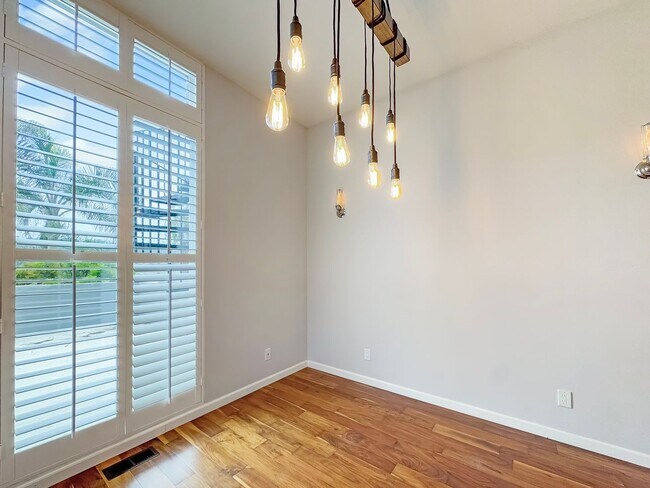 Building Photo - Stunning 3B/3BA House in Del Mar!