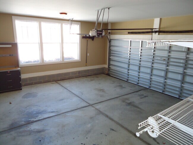 Building Photo - 220 Ruth Cir