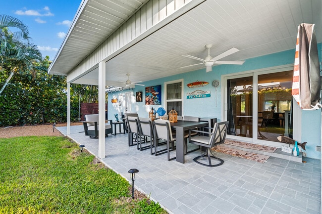 Building Photo - 9165 SE Yacht Club Cir