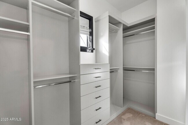 Building Photo - 4901 E Amelia Ave