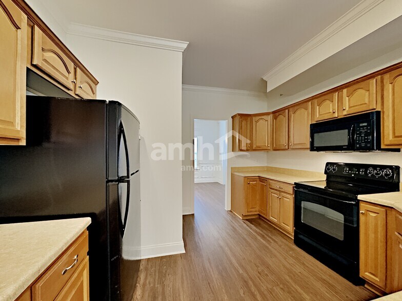 Building Photo - 5125 Macarthur Ave