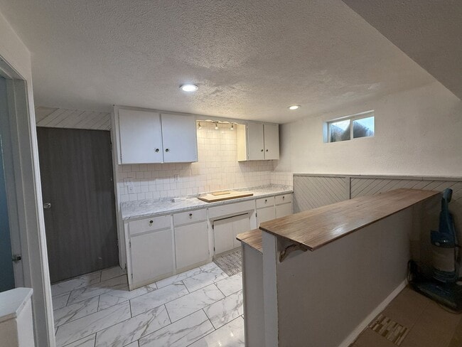 Building Photo - Cozy 4BR Home with Extra Space & Outdoor C...
