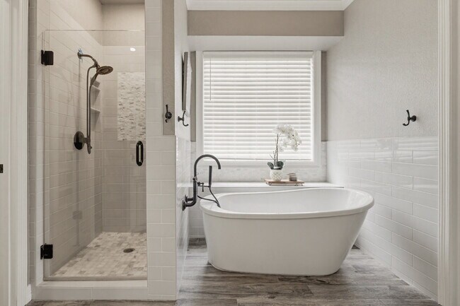 Building Photo - Perfect blend of comfort, style, and convenience.