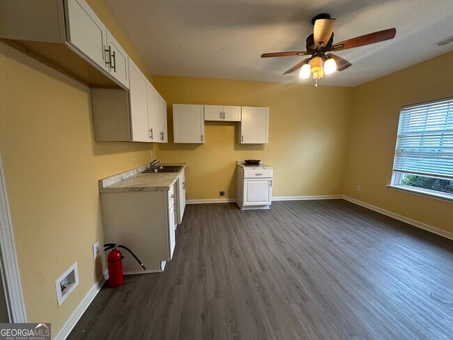 Building Photo - 1943 Oakbluff Way SW