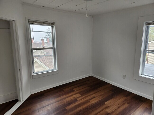 Building Photo - Spacious 4-Bedroom Apartment in Nashua, NH - Don't Miss Out!