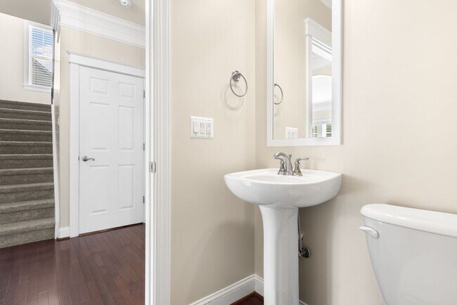 Building Photo - Spacious, modern 5 bed 4 bath home