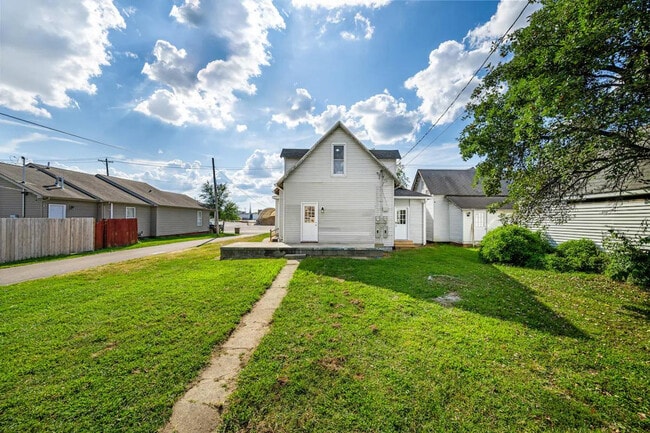 Building Photo - 639 Maple St