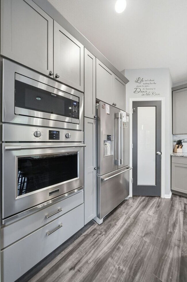Building Photo - Awesome 4 Bedroom LIKE NEW!