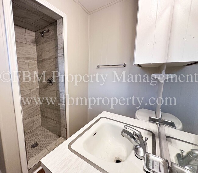 Building Photo - 1608 Hill Ln