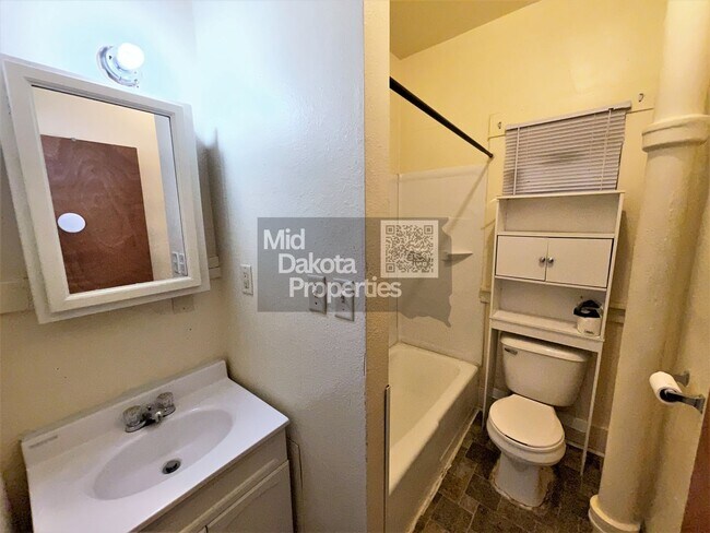 Building Photo - 421 E 7th- 3 bedroom house