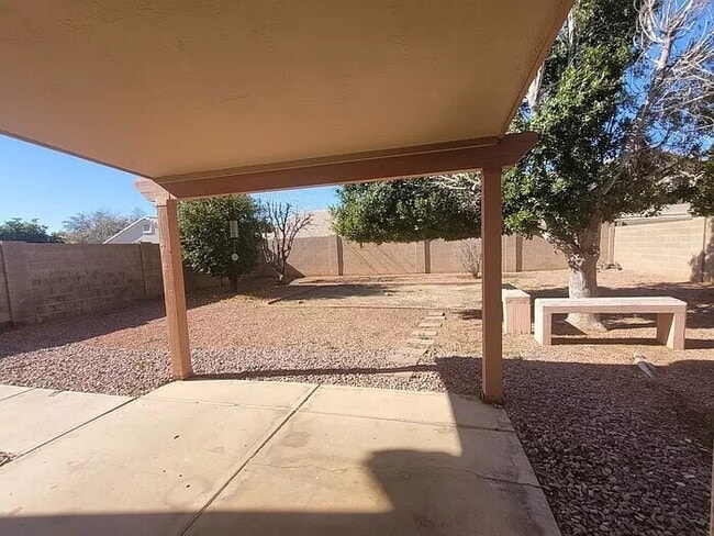 Building Photo - Beautiful 4-bedroon 2.5 bath home