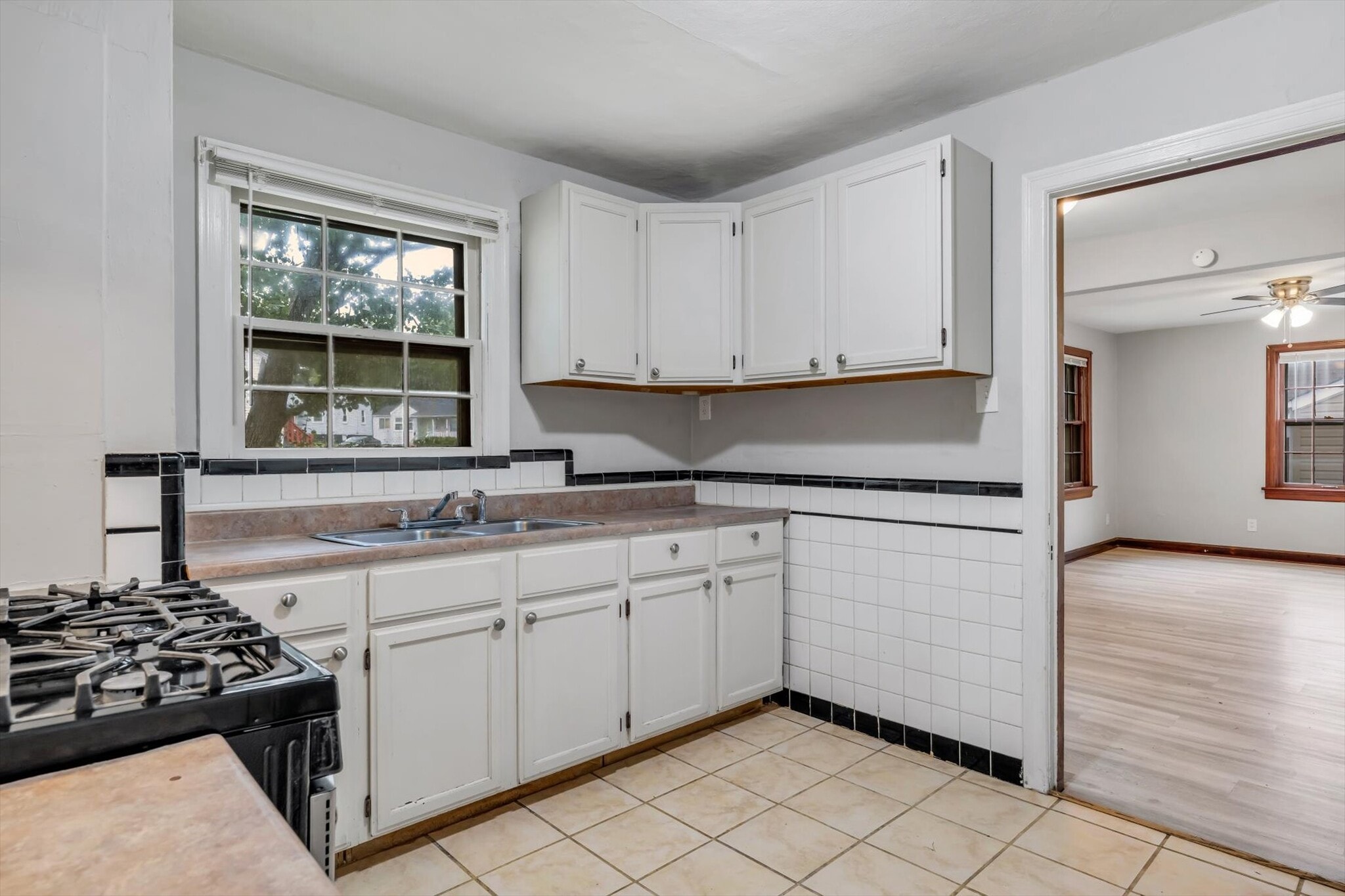 Building Photo - 7120 Roslyn Dr