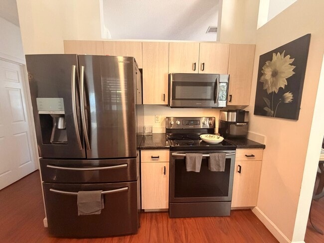 Building Photo - 1902 SW Aladdin St