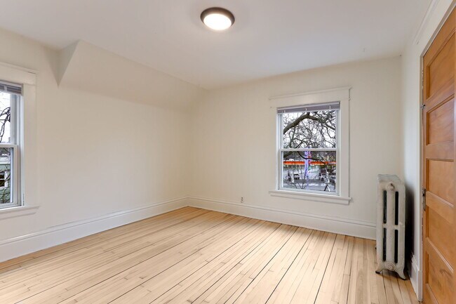 Building Photo - 2105 Como Ave