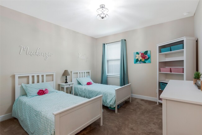 Building Photo - 9211 Lowell Cliff Dr