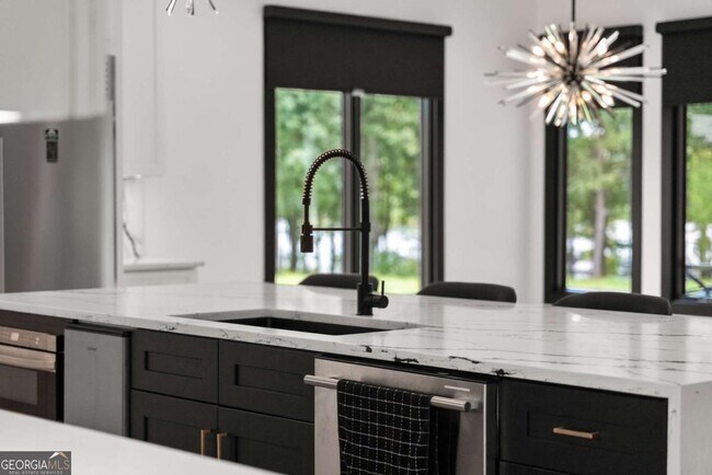 Building Photo - 151 S Pointe Dr