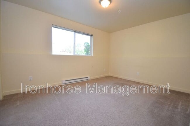 Building Photo - 807 W Villard St